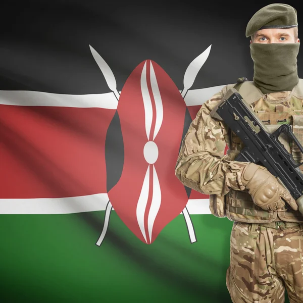 Soldat mit Maschinengewehr und Flagge auf Hintergrund - Kenia — Stockfoto