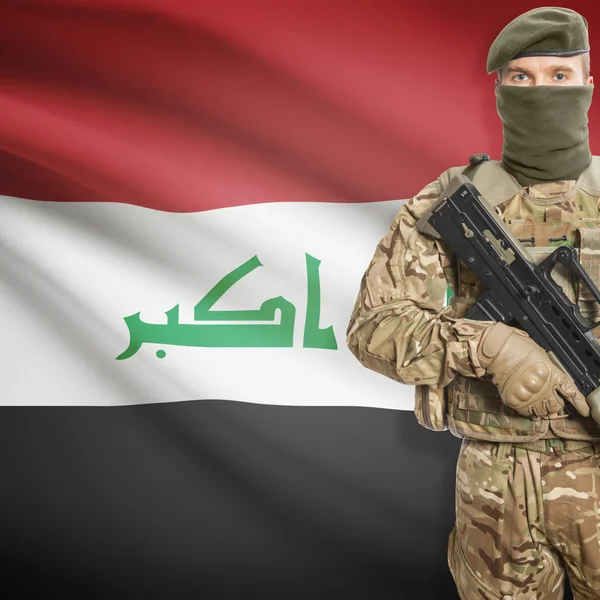 Soldier with machine gun and flag on background - Iraq — Stock Photo, Image