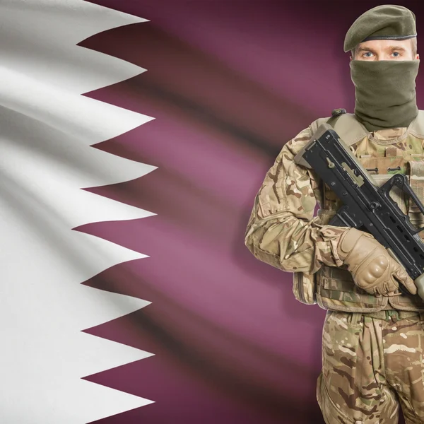 Soldier with machine gun and flag on background - Qatar — Stok Foto