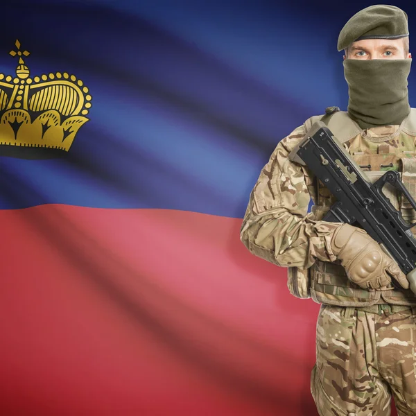 Soldat mit Maschinengewehr und Flagge auf Hintergrund - Liechtenstein — Stockfoto