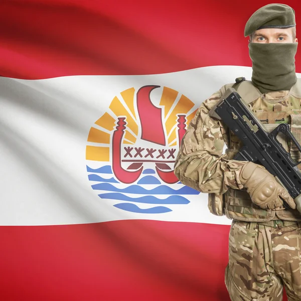 Katona géppuskával és zászlót háttér - Francia Polinézia — Stock Fotó