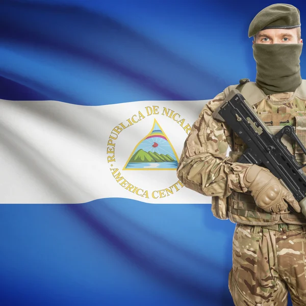 Soldat avec mitrailleuse et drapeau sur fond - Nicaragua — Photo