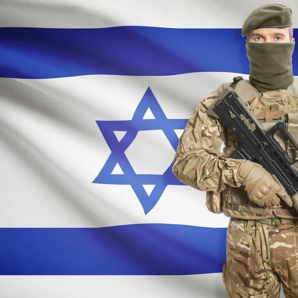 Soldat mit Maschinengewehr und Flagge auf Hintergrund - Israel — Stockfoto