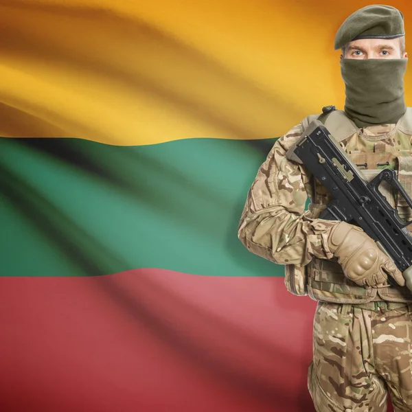 Soldat avec mitrailleuse et drapeau sur fond - Lituanie — Photo