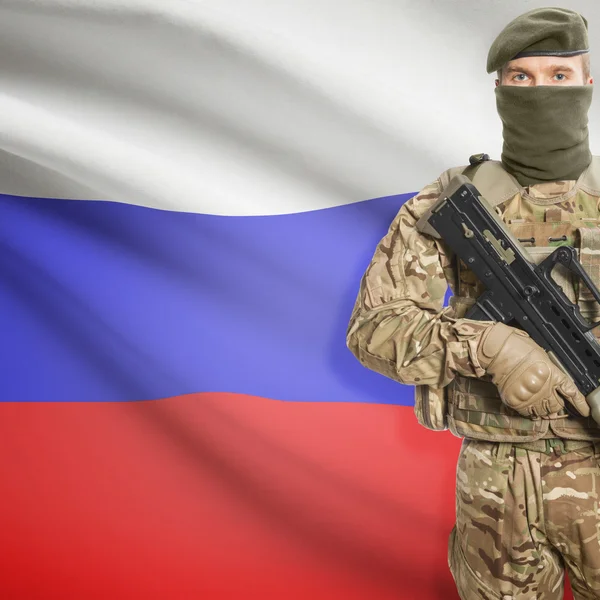 Soldato con la mitragliatrice e bandierina sulla priorità bassa - Russia — Foto Stock