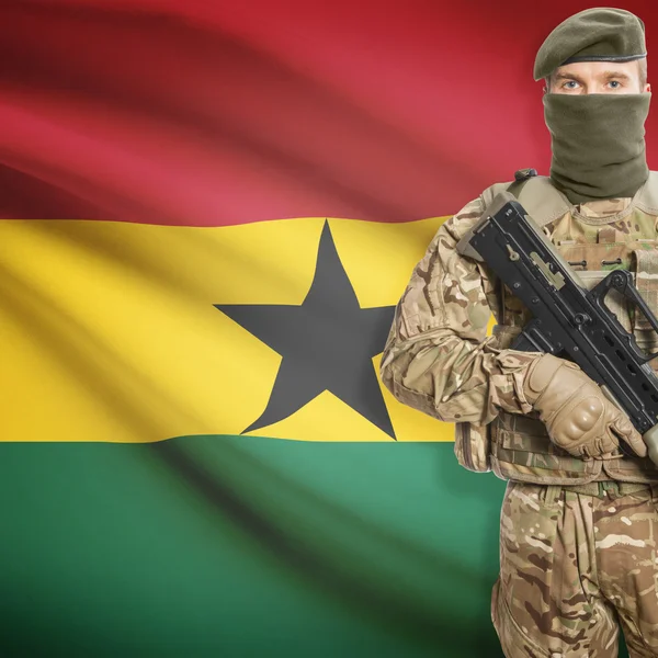 Soldier with machine gun and flag on background - Ghana — Stock Photo, Image