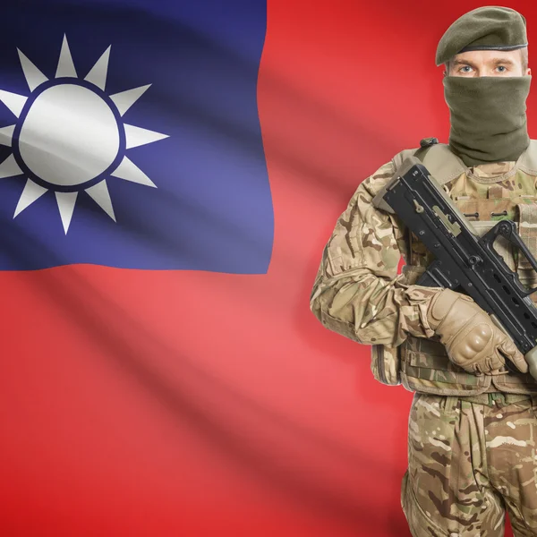 Soldato con la mitragliatrice e bandierina sulla priorità bassa - Taiwan — Foto Stock