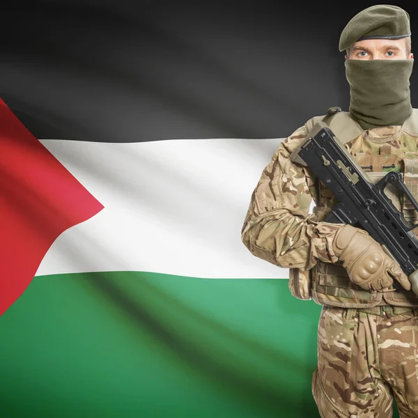 Soldat avec mitrailleuse et drapeau sur fond - Palestine — Photo