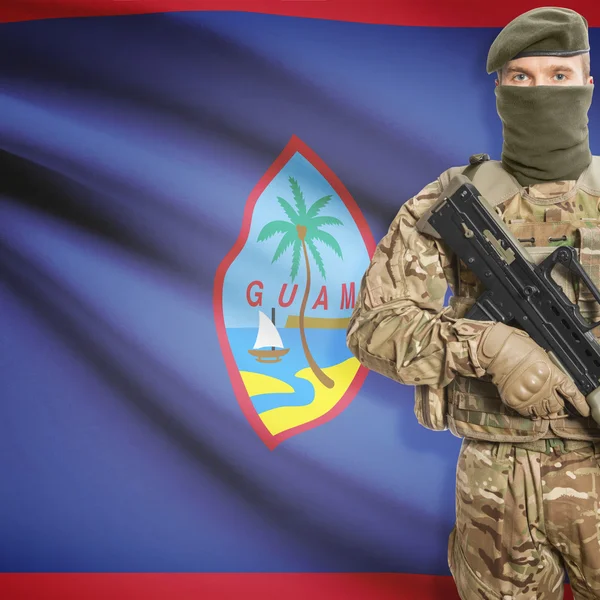 Soldier with machine gun and flag on background - Guam — Stok Foto