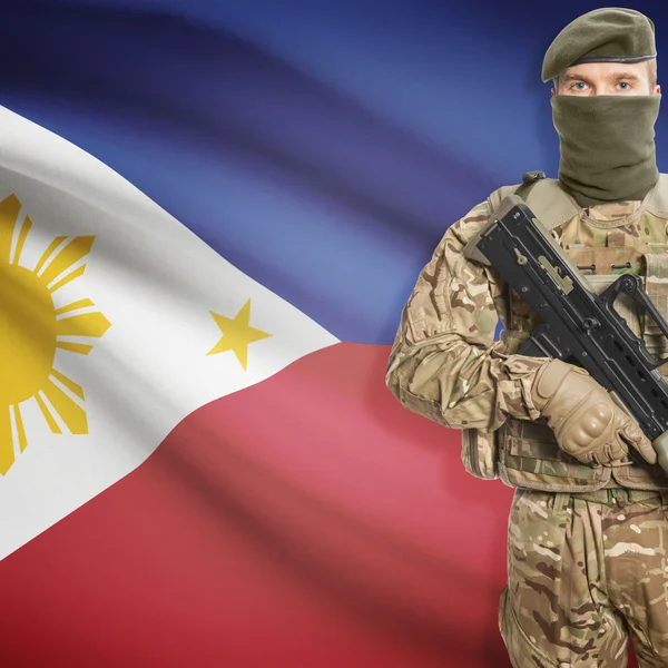 Soldier with machine gun and flag on background - Philippines — Stock Photo, Image