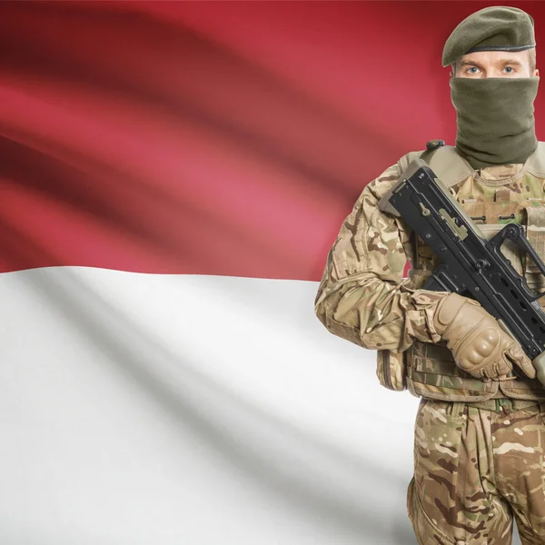 Soldier with machine gun and flag on background - Indonesia — Stok Foto