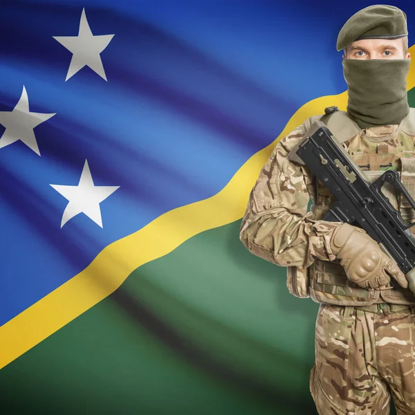 Soldaat met machinegeweer en vlag op achtergrond - Salomonseilanden — Stockfoto