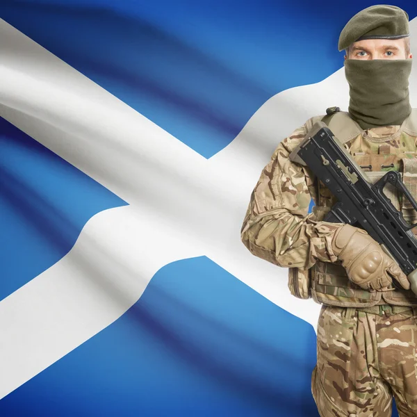 Żołnierz z karabinu maszynowego i flagi na tle - Szkocja — Zdjęcie stockowe