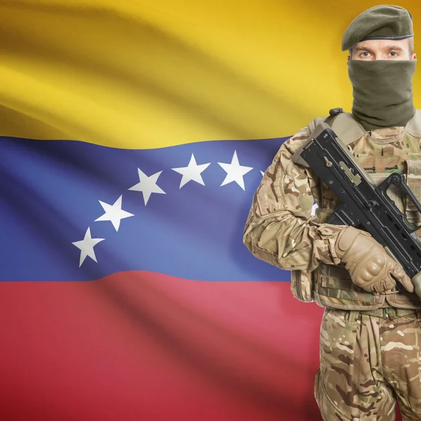 Soldat mit Maschinengewehr und Flagge auf Hintergrund - Venezuela — Stockfoto