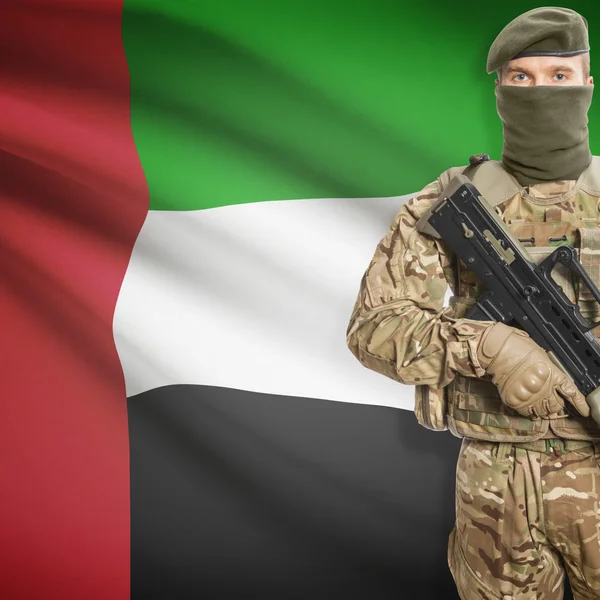 Soldat avec une mitrailleuse et un drapeau sur le fond - Emirats Arabes Unis — Photo