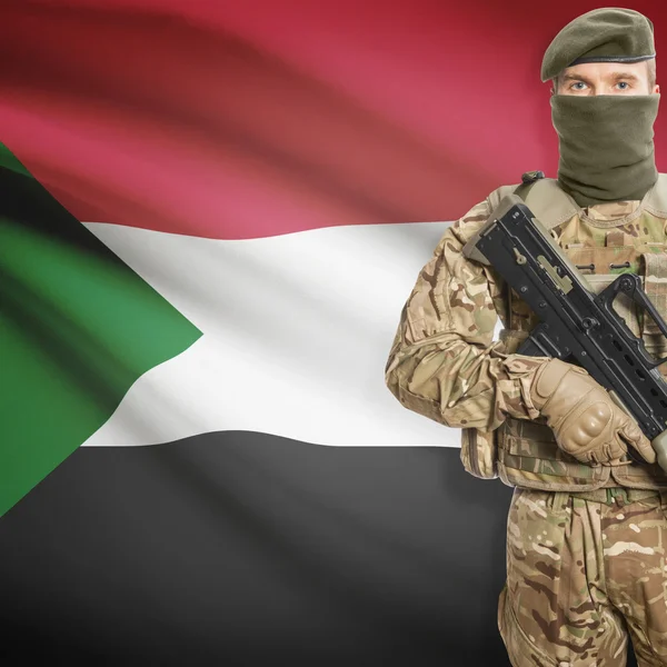 Soldat avec une mitrailleuse et un drapeau sur le fond - Soudan — Photo