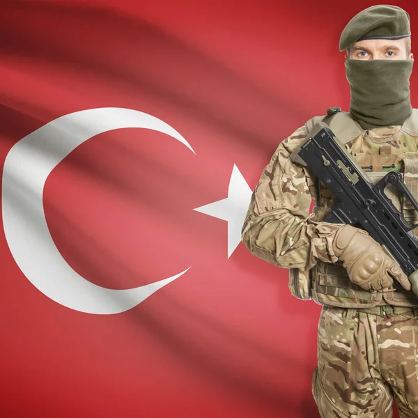 Soldat mit Maschinengewehr und Flagge auf Hintergrund - Türkei — Stockfoto