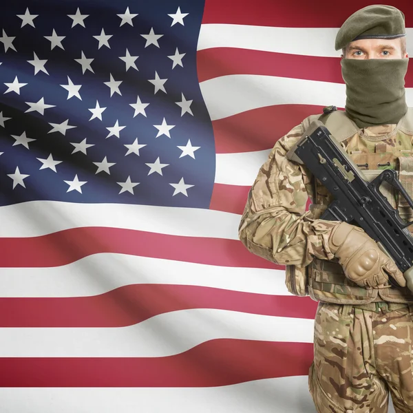 Soldat mit Maschinengewehr und Flagge auf Hintergrund - Vereinigte Staaten von Amerika — Stockfoto