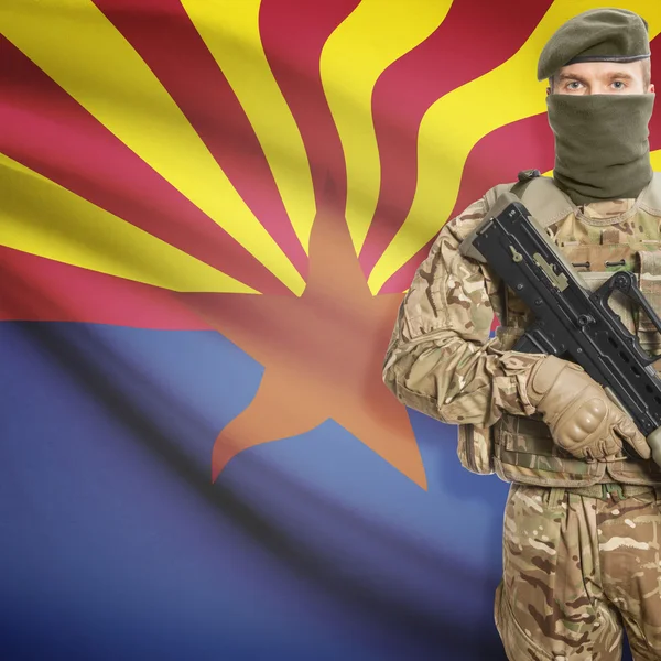 Soldier with machine gun and USA state flag on background - Arizona — Stock Photo, Image