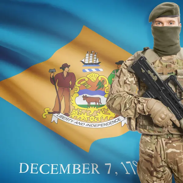 Soldier with machine gun and USA state flag on background - Delaware — Foto de Stock