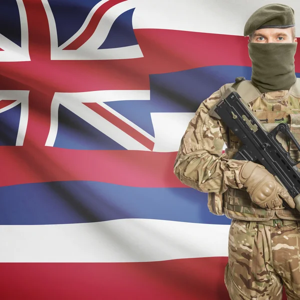 Soldier with machine gun and USA state flag on background - Hawaii — Stockfoto