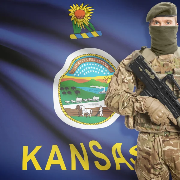 Soldier with machine gun and USA state flag on background - Kansas — Foto Stock
