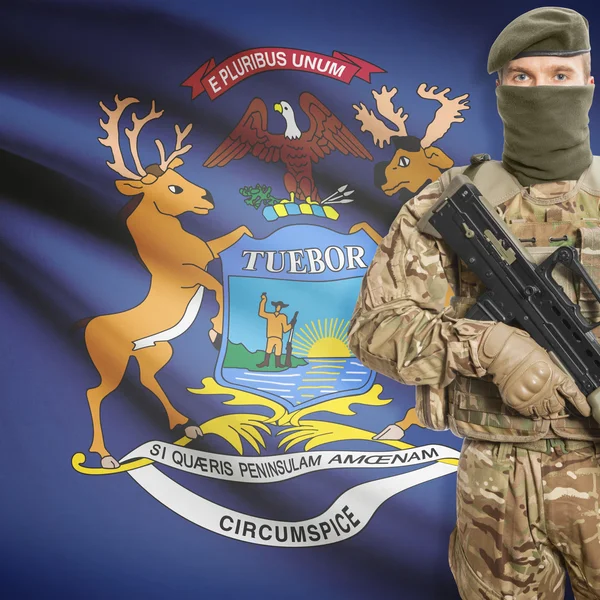 Soldat avec une mitrailleuse et Usa drapeau d'état sur fond - Michigan — Photo