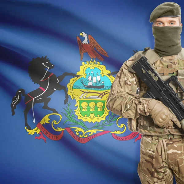 Soldier with machine gun and USA state flag on background - Pennsylvania — Foto de Stock