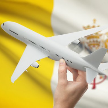 Uçak ile arka plan serisi - Vatikan şehir devleti bayrağı elinde
