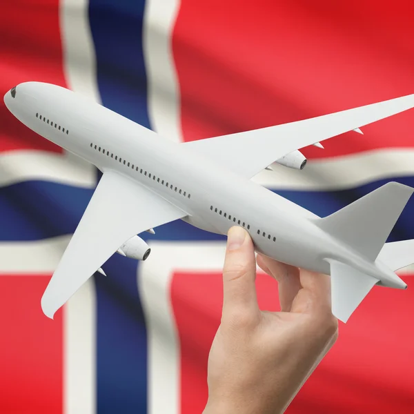 Uçak ile arka plan serisi - Norveç bayrağı elinde — Stok fotoğraf