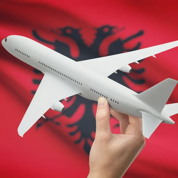 Avion en main avec le drapeau sur la série de fond - Albanie — Photo