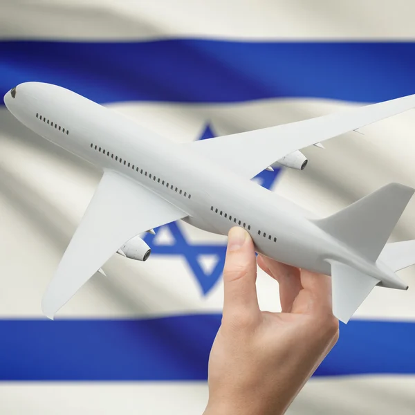 Flugzeug in der Hand mit Flagge auf Hintergrund-Serie - Israel — Stockfoto