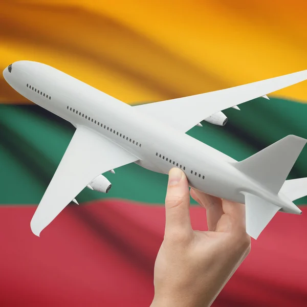 Samolot w rękę z flagi na tle serii - Litwa — Zdjęcie stockowe