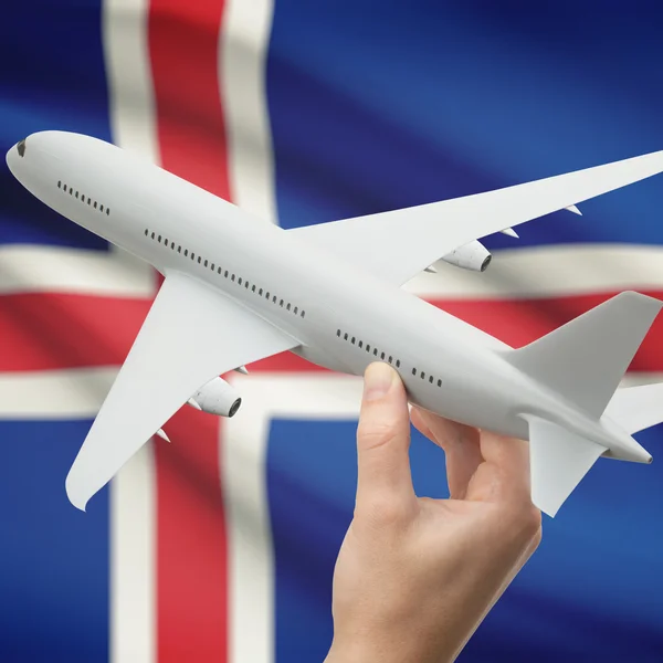 Flugzeug in der Hand mit Flagge auf Hintergrund-Serie - Island — Stockfoto