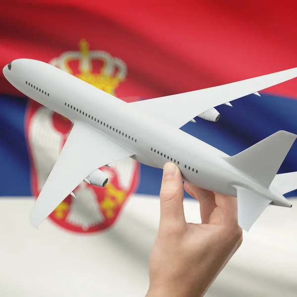 Flugzeug in der Hand mit Flagge auf Hintergrund-Serie - Serbien — Stockfoto