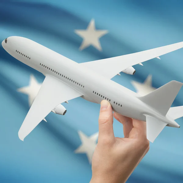Flygplan i hand med flaggan på bakgrunden serien - Mikronesien — Stockfoto
