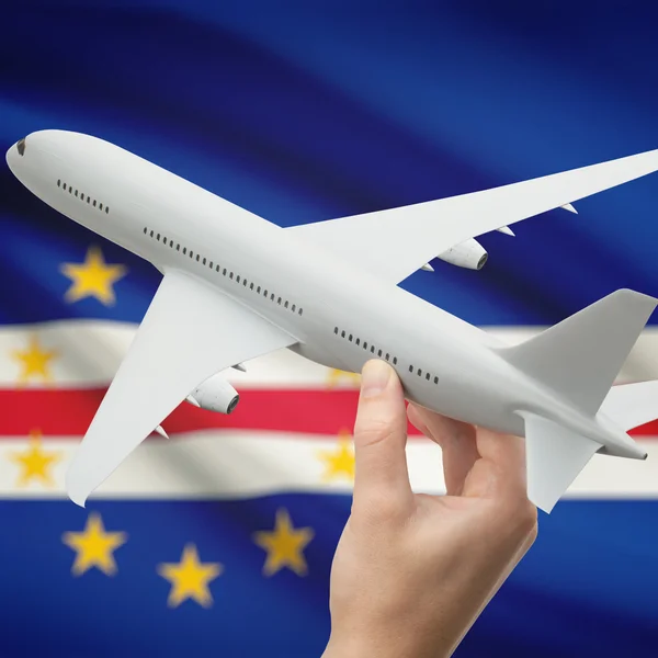 Flygplan i hand med flaggan på bakgrunden serien - Cabo Verde — Stockfoto