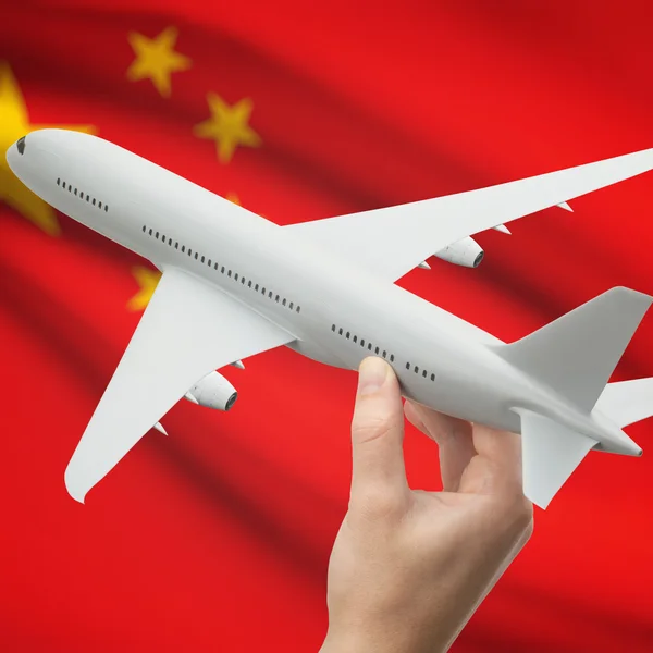 Avião na mão com a bandeira na série de fundo - China — Fotografia de Stock