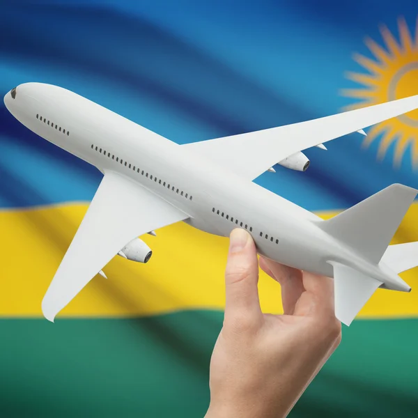 Αεροπλάνο στο χέρι με σημαία επάνω σε φόντο σειρά - Ρουάντα — Φωτογραφία Αρχείου