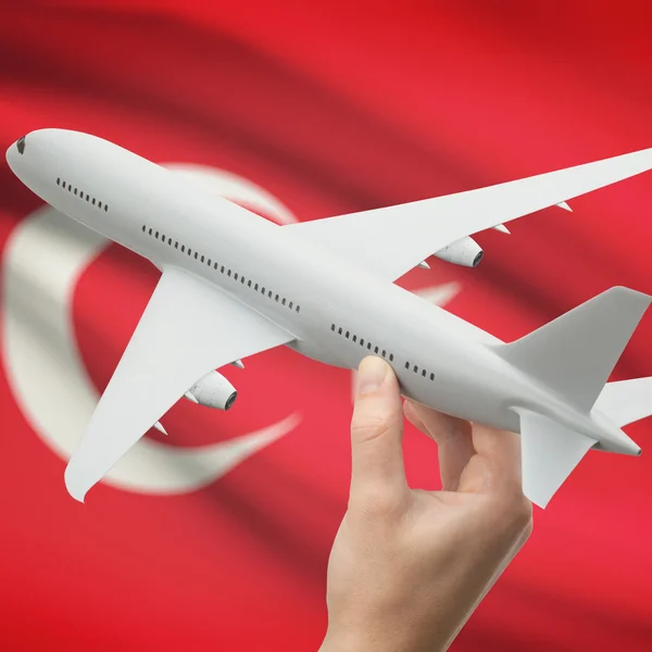 Avião na mão com a bandeira na série de fundo - Turquia — Fotografia de Stock