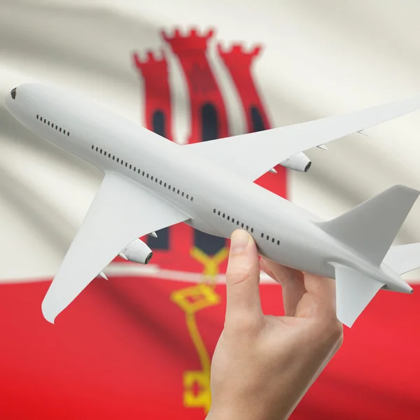 Flugzeug in der Hand mit Flagge auf Hintergrund-Serie - Gibraltar — Stockfoto