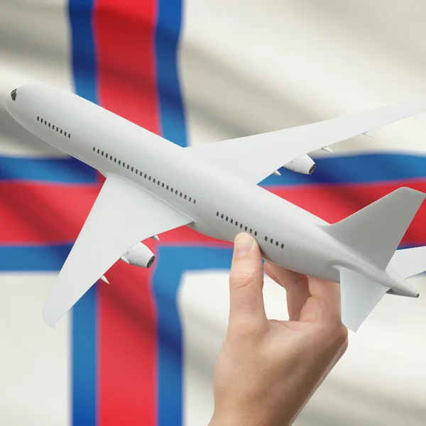Flugzeug in der Hand mit Flagge auf Hintergrund-Serie - Färöer — Stockfoto