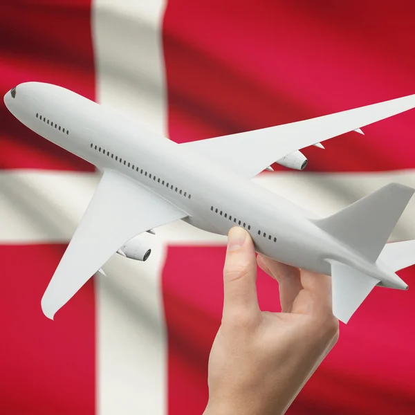 Flugzeug in der Hand mit Flagge auf Hintergrund-Serie - Dänemark — Stockfoto