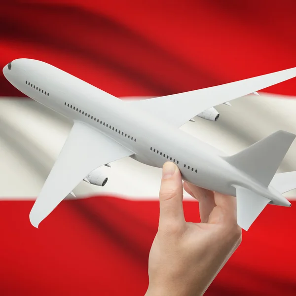 Flugzeug in der Hand mit Flagge auf Hintergrund-Serie - Österreich — Stockfoto