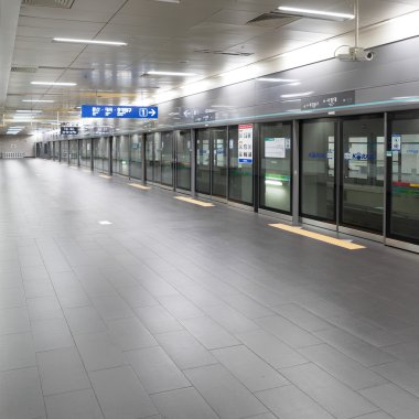 Seoul, Kore - 12 Ağustos 2015: Seul metro sistemi, Kore üzerinde 12 Ağustos 2015 düzgün platformu