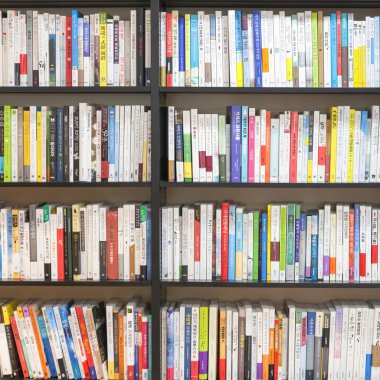 Seoul, Kore - 13 Ağustos 2015: Düzgün kitap rafı ile lots-in kitaplarda Coex Kongre ve Sergi Merkezi 13 Ağustos 2015 tarihinde Seul, Kore Cumhuriyeti