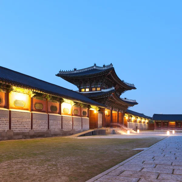 Traditional architecture of East Asia: Kyeongbokkung Palace in Seoul, Republic of Korea — Stock Photo, Image