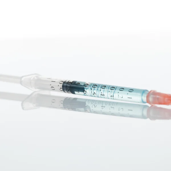 Närbild på sprutan med medicin i den redo att användas för injektion — Stockfoto