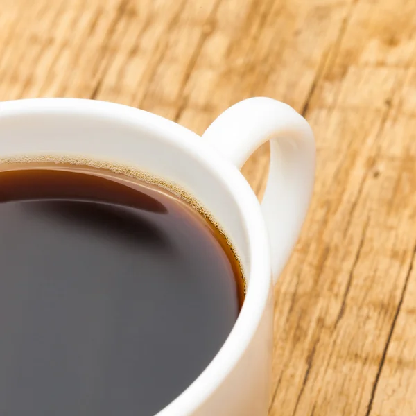 लाकडी टेबलवर कॉफी कप शॉट बंद करा स्टुडिओ शूट — स्टॉक फोटो, इमेज