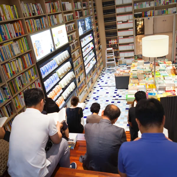 Seoul, Korea – 13. August 2015: Zahl der Menschen, die lesen Bücher in der Buchhandlung liegt im Coex Convention und Exhibition Center am 13. August 2015 in Seoul, Südkorea — Stockfoto